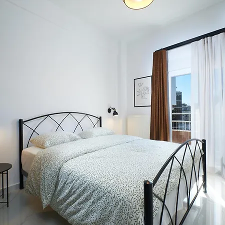 Vantage Apartment *